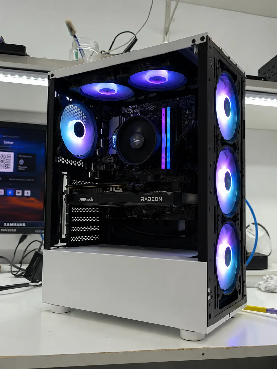Computador gamer montado com iluminação RGB e completo