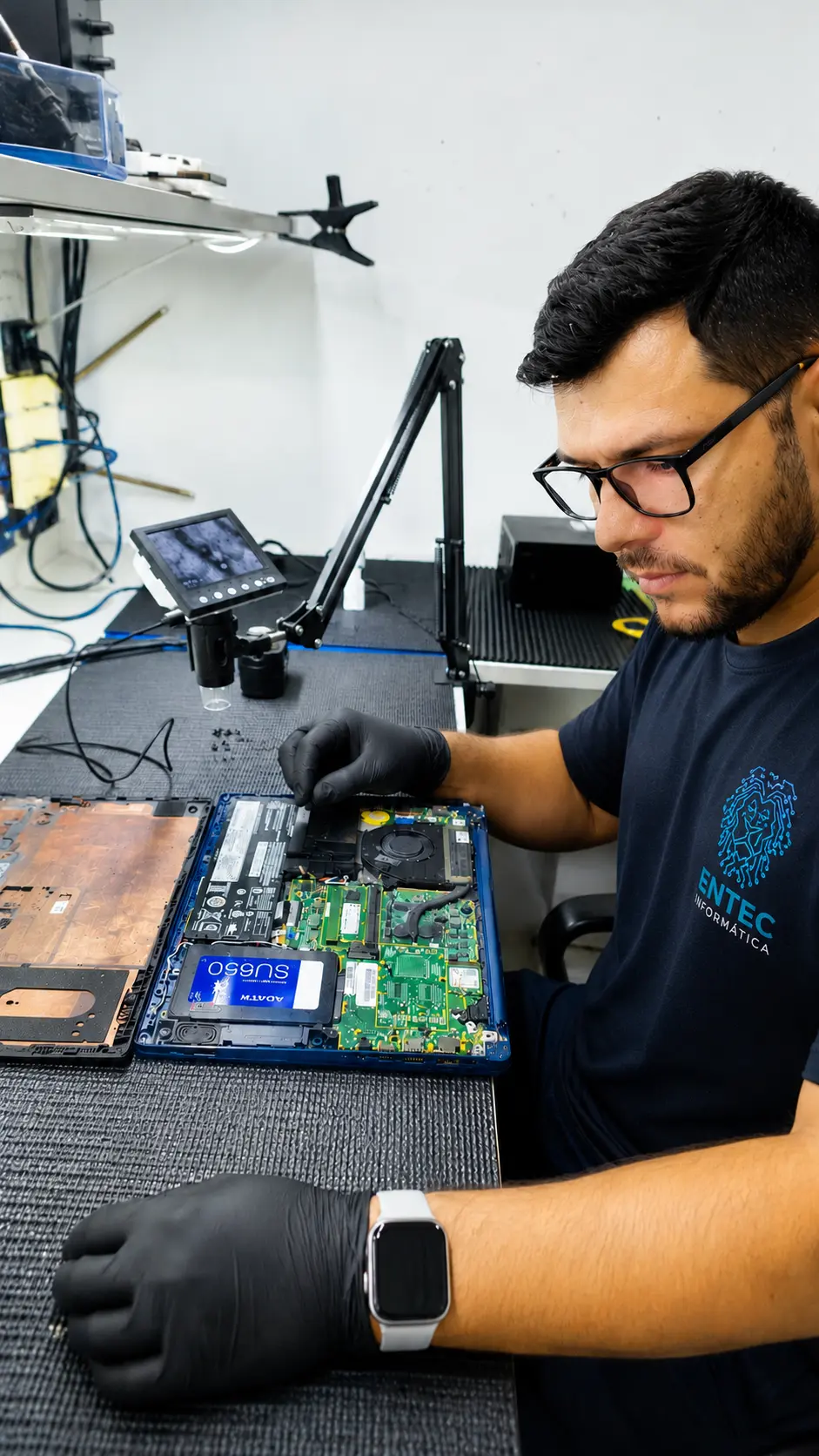 imagem de um notebook em manutencao