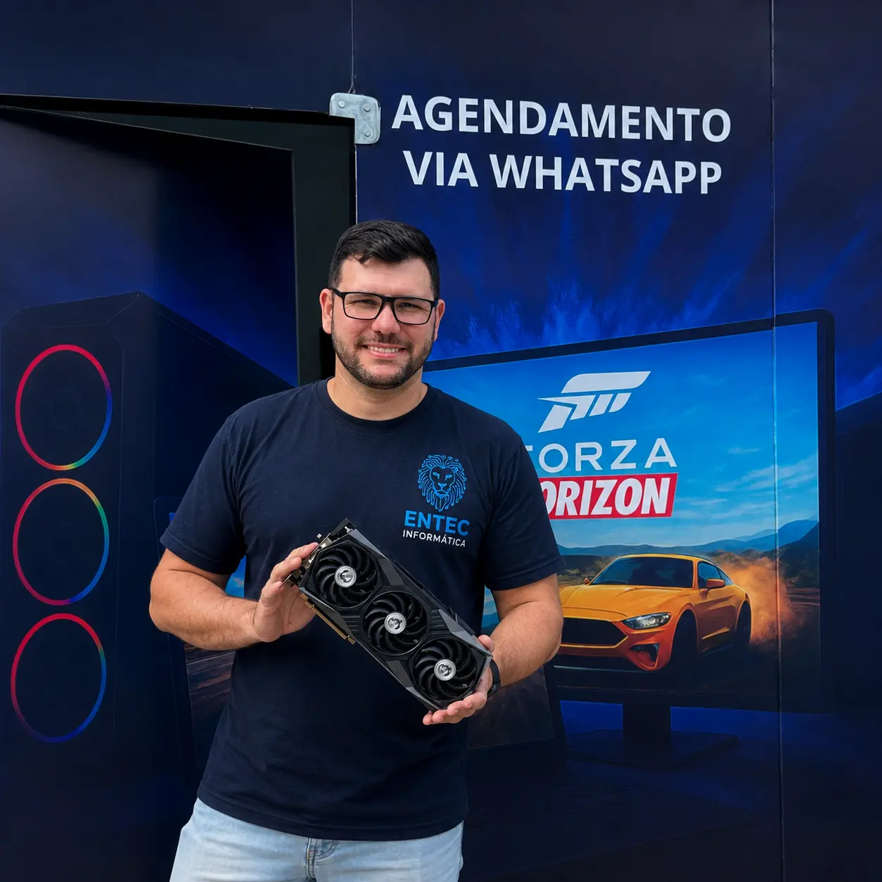 Técnico segurando uma placa de video 